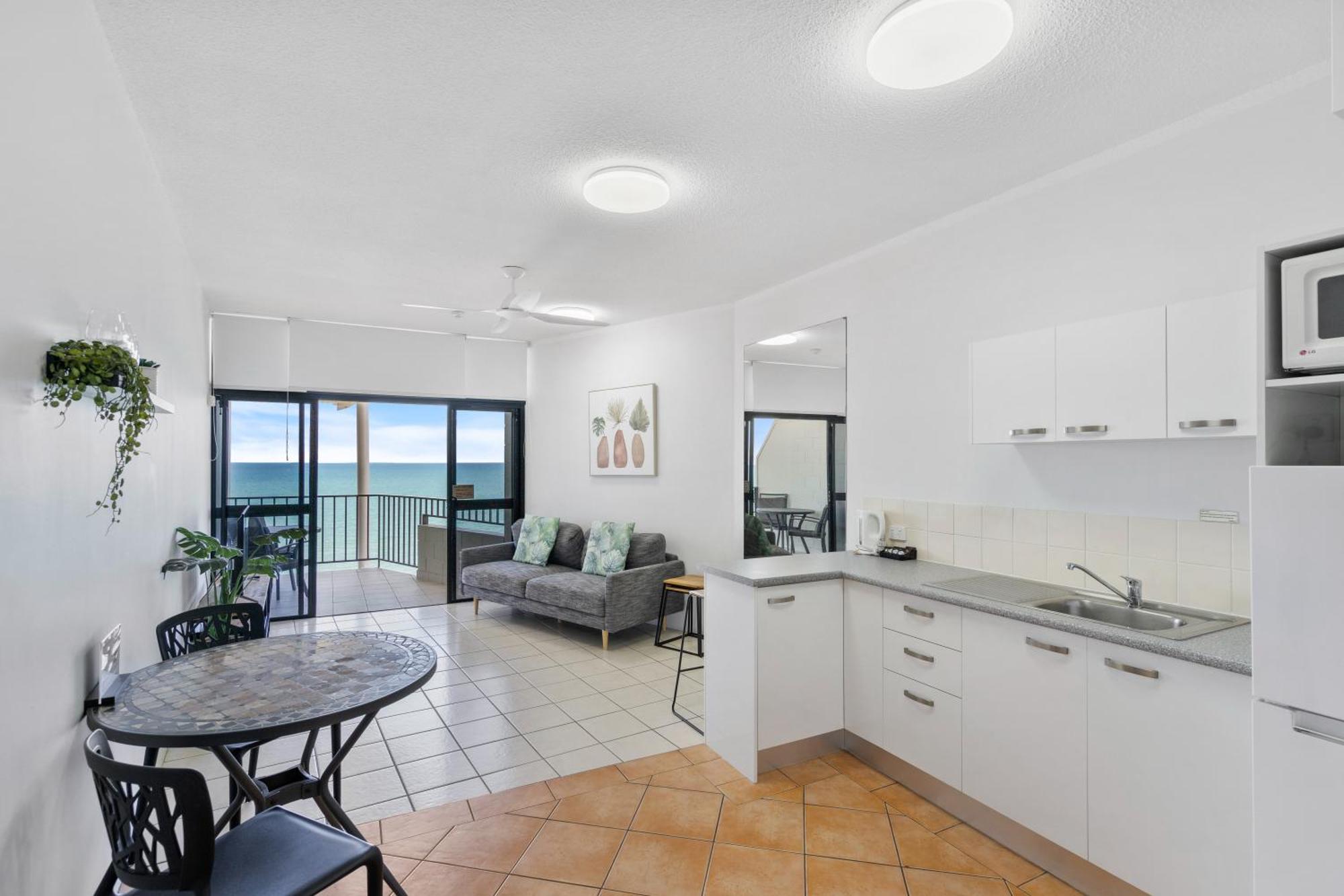 Amaroo At Trinity Aparthotel Trinity Beach Exterior photo