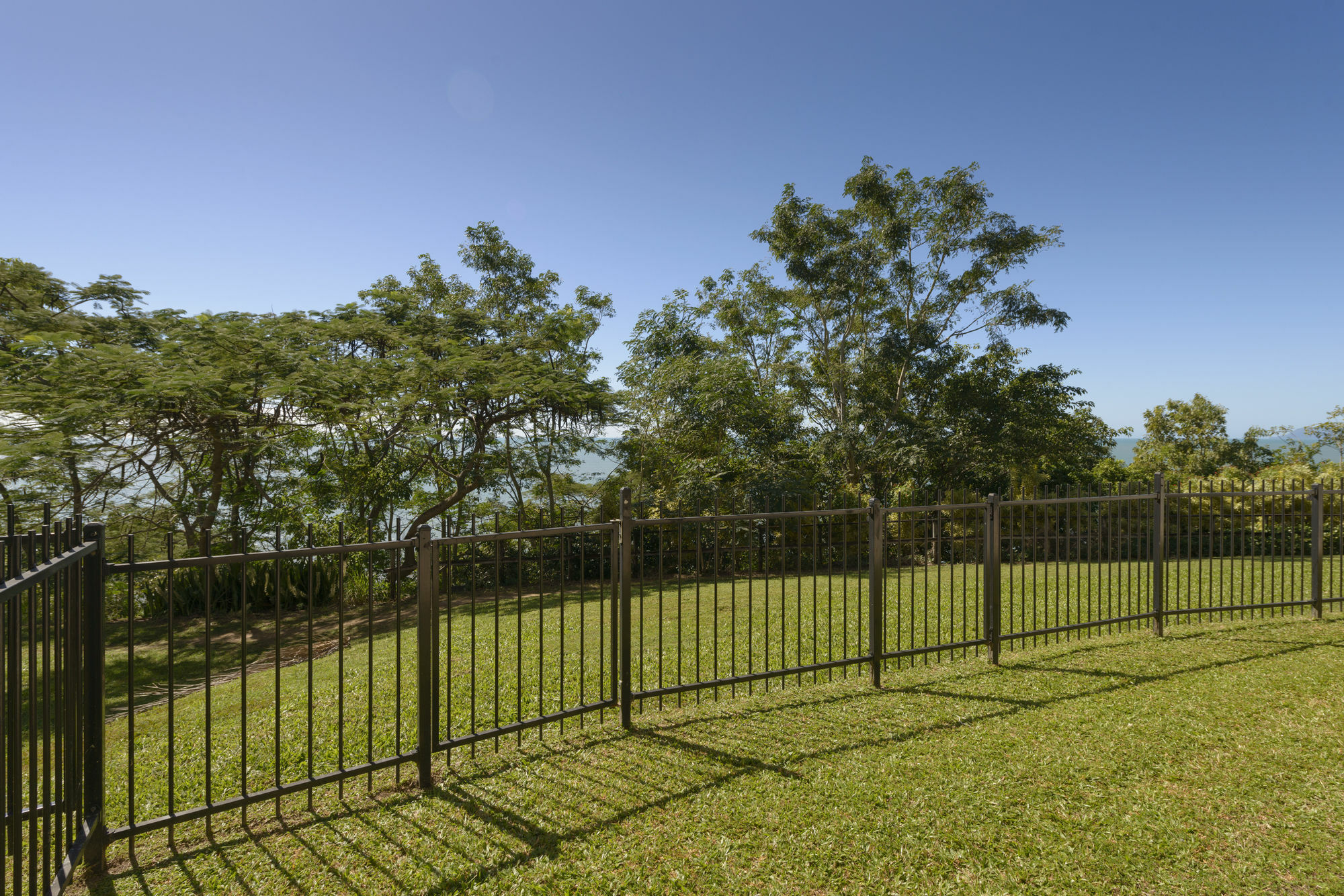 Amaroo At Trinity Aparthotel Trinity Beach Exterior photo