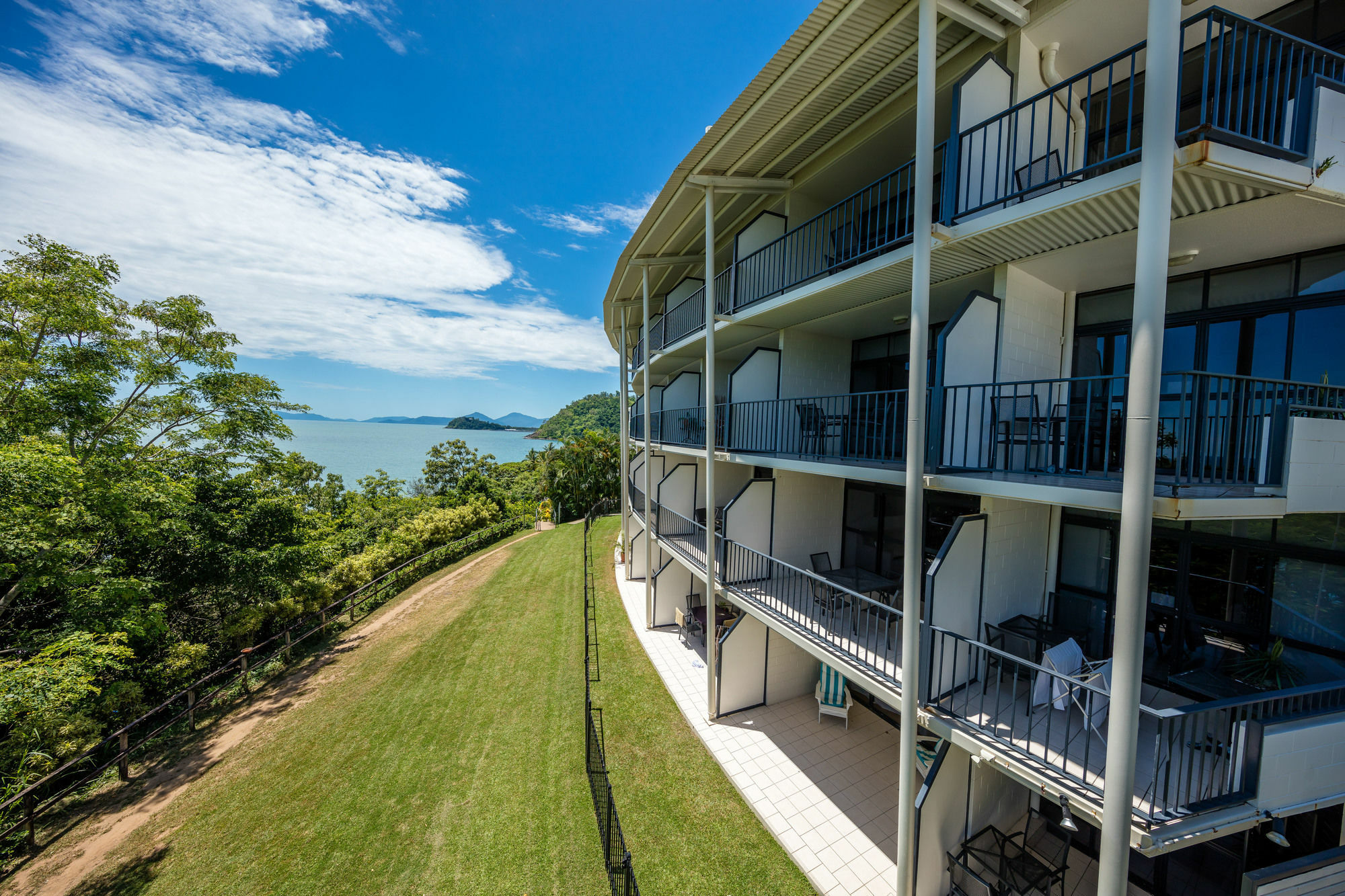 Amaroo At Trinity Aparthotel Trinity Beach Exterior photo